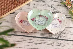 Hartvormige keramische sieradenschotset met schattige eenhoorn en gouden rand decoratie