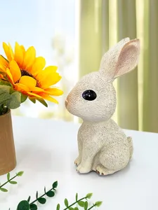 Close-up van een schattig hars konijnenbeeldje met gedetailleerde harige textuur en vorm.