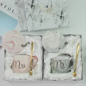 Marmor Keramik Paare Tassen Geschenkset mit Deckel und Goldloeffeln fuer Kaffee und Tee.
