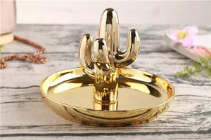 Gouden cactus keramische ringhouder tray, ideaal voor sieradenopslag en tafeldecoratie.