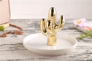 Detailopname van gouden keramische cactus ringhouder, perfect voor sieradenopslag en tafeldecoratie.