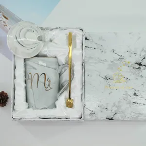 Detailansicht der luxuriösen Marmormuster Keramik Kaffeetasse mit Deckel und Löffel im Geschenkset.