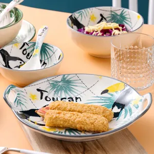 Keramisch servies met dubbele oorplaat en tropisch toekan vogelmotief voor thuis dineren.