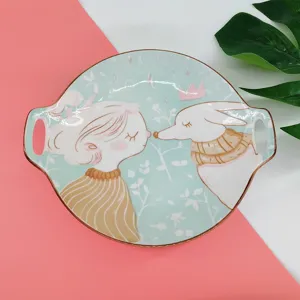 Gedetailleerd overzicht van het keramische dubbele oorbord met schattig cartoonontwerp.
