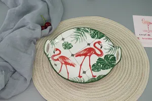 Keramische serveerschaal met handvatten en tropisch flamingopatroon voor fruit en salade.