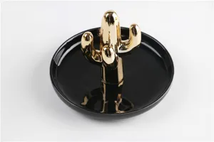 Gedetailleerd overzicht van de gouden cactus keramische ringhouder schaal, elegante bureau decor.