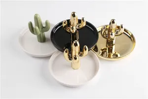 Detailweergave van keramische cactus ringhouders en sieradenbakjes in diverse kleuren.