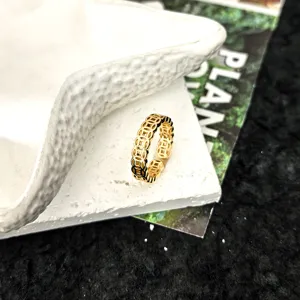 Bague ouverte dorée avec motif pièce chinoise vintage, texture métal délicate pour le quotidien.