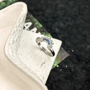 Bague ajustable élégante en argent au design soleil lune ravissant avec des pierres scintillantes.