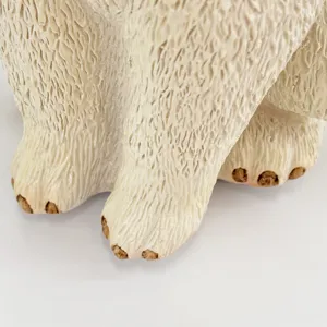 Detailopname van het schattige konijnen spaarpot beeldje met getextureerde vacht.