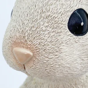 Close-up detailweergave van de schattige konijn spaarpot, getextureerde vacht.