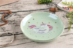 Leuke eenhoorn keramische sieraden schaal groene kleine dessert bord met mooie gouden rand