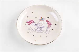 Gedetailleerd overzicht van keramische eenhoornschaal met goudrand, ideaal voor sieraden of snacks.