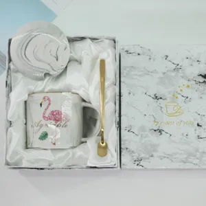 Marmorierter Keramiktasse Set mit Deckel und Löffel in Geschenkbox, Detailansicht des Designs.