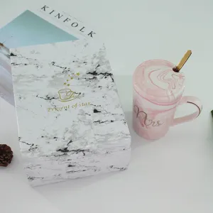 Rosa Marmor Keramik Kaffeetasse mit Deckel und Goldloeffel im Geschenkkarton fuer Damen.