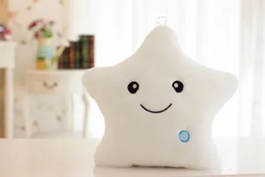 Weißes leuchtendes Stern Plüschkissen, süßes LED Stern Kissen für gemütliche Zimmerdeko.