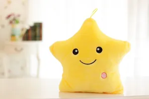 Süßes gelbes Stern Plüschkissen mit LED Licht und Lächeln, ideal für Zimmerdekoration und Geschenke.