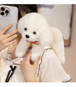 Bonito juguete de peluche de caniche de simulación, cachorro blanco suave con collar.