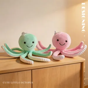 Simpatico piccolo peluche di polpo, bambola di pezza morbida verde e rosa per regalo bambini.