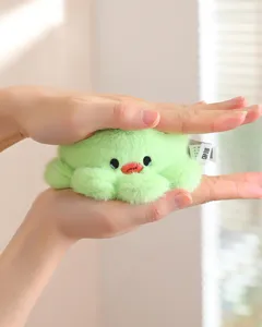 Dettaglio peluche polpo carino, morbido ciondolo soffice per borsa portachiavi.