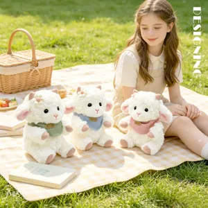 Niedliches sitzendes Schaf Plueschtier mit bunten Schal und Bluemchen fuer Maedchen.
