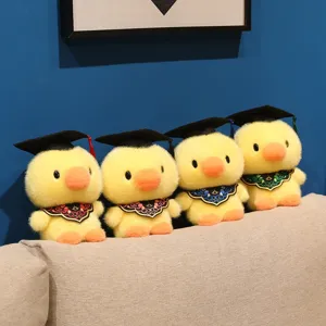 Schattige eend dokter pluche knuffel zacht dier afstuderen cadeau voor studenten.