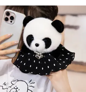 Mignonne poupée en peluche panda avec robe à pois et pendentif cœur en perle pour sac.