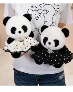 Peluche panda mignonne habillée avec robe à pois noir et blanc et pendentif perle.