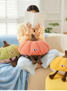 Detalle de cojín de peluche de calabaza lindo, muñeca suave y esponjosa para decoración de sofá.
