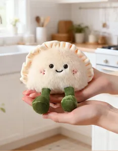 Primo piano dettagliato di un adorabile peluche a forma di raviolo con piedini verdi in mano.