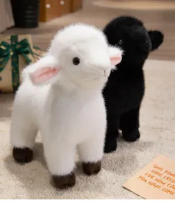 Primer plano de ovejas de peluche simuladas que muestran textura de piel blanca y tierno cordero.
