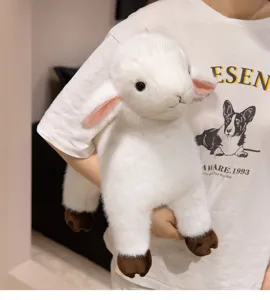 Vista detallada de un tierno peluche de cordero blanco, suave muñeca de juguete para niños.