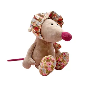 Adorable juguete de peluche de ratón con gorro floral y diseño sentado para niños.