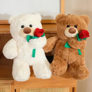Orsacchiotto di peluche carino con rosa rossa, morbido animale imbottito per regalo.