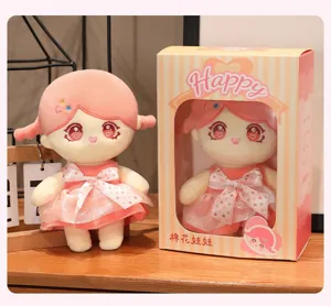 Detalle de la bonita muñeca de peluche de algodón rosa con cara bordada y adorable vestido.