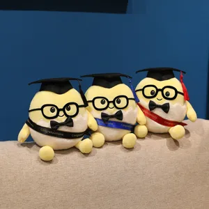 Detailaufnahme von süßen Cartoon-Eier-Plüschtieren mit Doktorhüten und Brille.