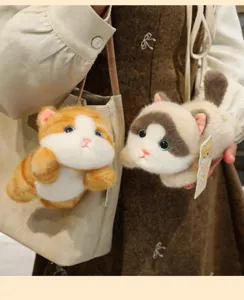Primo piano del ciondolo gatto di peluche, morbido giocattolo con texture fine e viso.