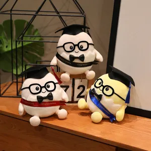 Niedliches Abschluss Ei Plüschtier Set mit Doktormütze, Brille und schöner Schleife.