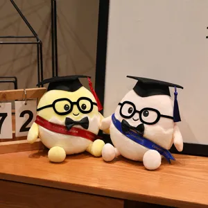 Süßes Plüschtier Set mit Doktorhut, Brille, Fliege und Abschluss-Schärpe für Kinder.