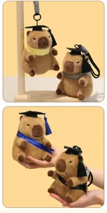 Simpatico portachiavi in peluche di capibara di laurea, ciondolo borsa animale morbido.