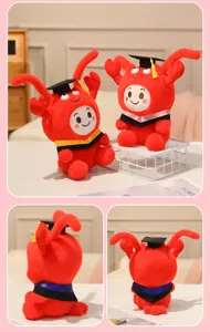 Adorable peluche de homard rouge avec chapeau de graduation, poupée douce pour cadeau d'étudiant.
