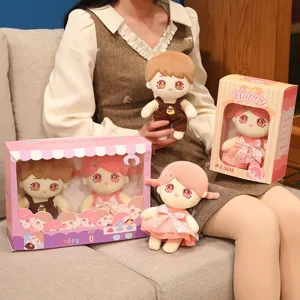Lindo juego de muñecas de peluche con adorables juguetes de niños y niñas en cajas de regalo.