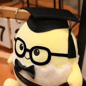 Niedliches Abschluss-Ei Plüschtier mit Doktorhut und Brille, weiche Kuschelpuppe Detailansicht.