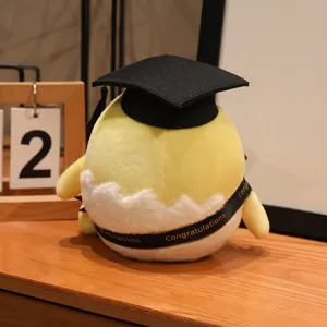 Karikatur gekochtes Ei Plüschtier mit Doktorhut, süßes Abschlussgeschenk und Kuschelpuppe.