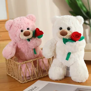 Simpatico orsacchiotto di peluche con rosa rossa, vista dettagliata della bambola morbida.
