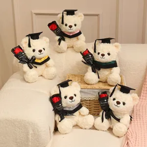 Mignon peluche ours en peluche de remise des diplômes avec bouquet de roses rouges