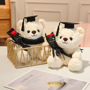 Mignon ours en peluche de remise de diplôme avec bouquet de roses, cadeau parfait pour etudiants.