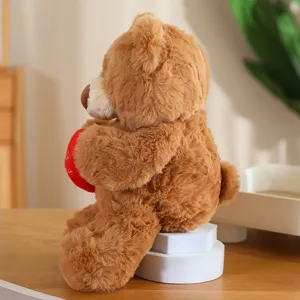 Simpatico orsacchiotto di peluche marrone con cuore rosso, morbida bambola per ragazze e bambini.