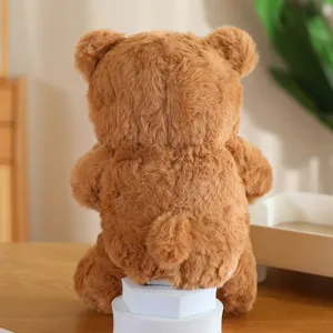 Dettaglio posteriore peluche orsetto marrone, morbida bambola di peluche per ragazze.