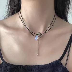 Dubbele zwarte koord choker ketting met opaal kraal en metalen hanger retro stijl voor vrouwen
